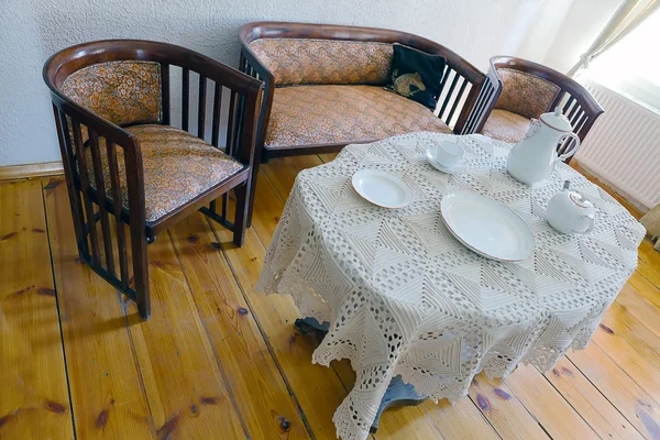 Інтер'єр вітальні зі столом і стільцями — стокове фото