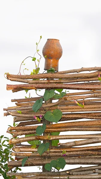 Flätade rustikt trä staket — Stockfoto