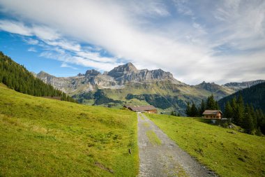 Unterschachen, İsviçre - 27 Eylül 2019: 2019 sonbaharında güneşli bir günde İsviçre 'de Unterschachen yakınlarında ahşap kulübelere yakın yürüyüş izleri