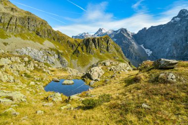 İsviçre 'de Uri kantonunda Alplerde küçük bir göl.