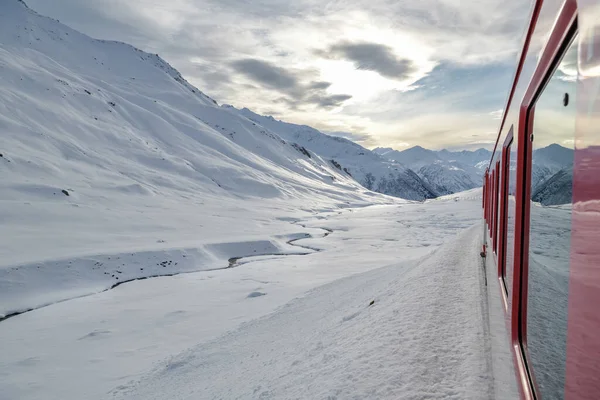 Widok Piękny Zimowy Krajobraz Podczas Jazdy Oberalpass Andermatt Alpach Szwajcarskich — Zdjęcie stockowe