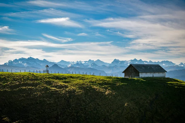 靠近奇利奥布里峰的小农场 背景是瑞士宏伟的阿尔卑斯山 景色优美 — 图库照片