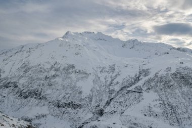 İsviçre 'deki Andermatt kantonunda karlı Gemsstock zirvesine bakın.