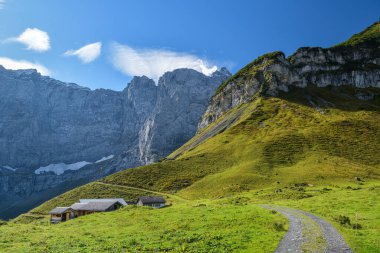 Unterschachen, İsviçre - 27 Eylül 2019: Güneşli bir günde İsviçre 'nin Unterschachen kenti yakınlarındaki dağlarda küçük bir yerleşim yeri