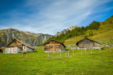 Unterschachen, İsviçre - 27 Eylül 2019: İsviçre 'de Unterschachen yakınlarında yüksek dağlarda küçük ahşap evler