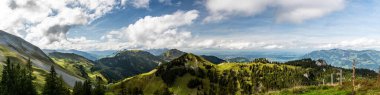 İsviçre 'deki Klewenalp yakınlarındaki Heitliberg Alpleri' nden panoramik manzara