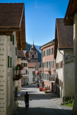 Bergun / Bravuogn, İsviçre - 4 Ağustos 2019: Güneşli bir günde İsviçre 'nin güzel Bergun köyünde yürüyen adam