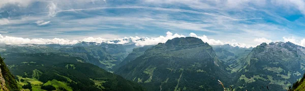 スイスアルプスの高峰を望む絶景 Ybrig — ストック写真