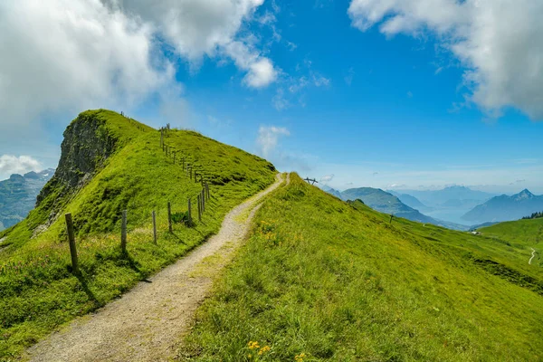 Wandelpad Aan Rand Van Bergkam Hoch Ybrig Zwitserse Alpen Stockfoto