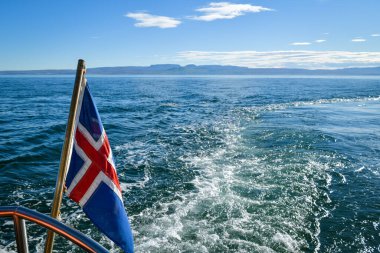 İzlanda yakınlarındaki bir teknede.