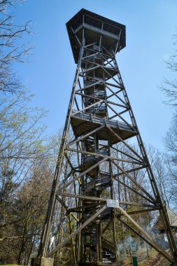 Hausen am Albis, İsviçre - 25 Nisan 2021: İsviçre 'de Hasue am Ablis yakınlarında Albishorn zirvesinde gözlem platformu