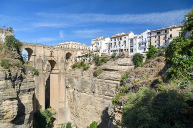 Ronda, İspanya - 9 Mayıs 2023: Güneşli bir günde İspanya 'nın Ronda kentinde Yeni Köprü