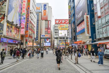 Tokyo, Japonya - 28 Nisan 2025: Japonya 'nın Akihabara ilçesindeki Elektrik Kasabası sokaklarında yürüyen kalabalık