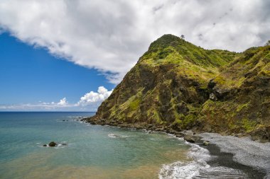 Portekiz, Madeira Adası, Porto da Cruz 'daki Praia da Maiata kayalık kıyı şeridi.