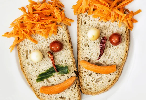 Vegetable faces made of bread, cheese, chilli, tomatoes and carr — Stock Photo, Image