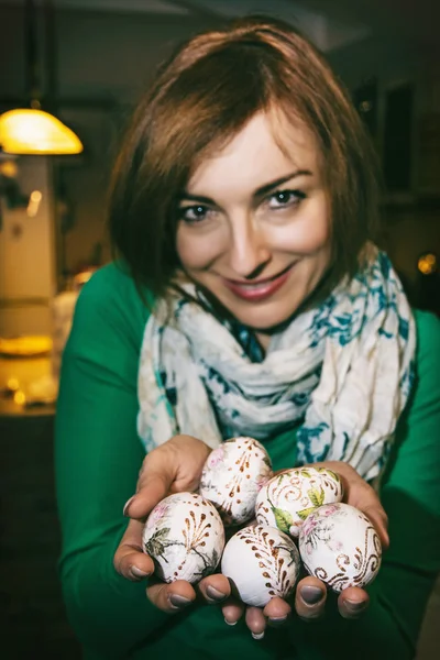 Fröhliche junge Frau genießt die Ostereier, Frühlingsfest — Stockfoto