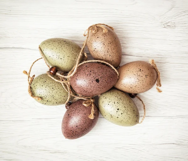 Hermosos huevos de Pascua sobre el fondo de madera, símbolo de la primavera — Foto de Stock