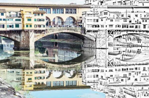 Do esboço à Ponte Vecchio, a ponte é espelhada no rive — Fotografia de Stock