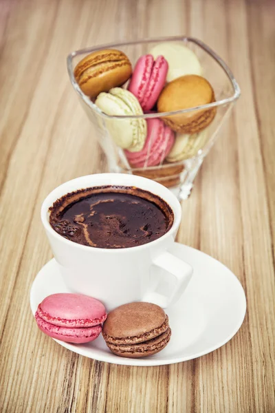 Tasse schwarzen Kaffee mit französischen bunten Macarons — Stockfoto
