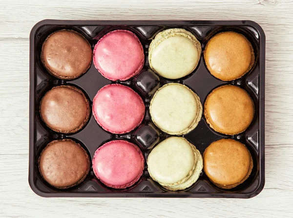 Leckere Macarons in der Schachtel, süßes Essen — Stockfoto