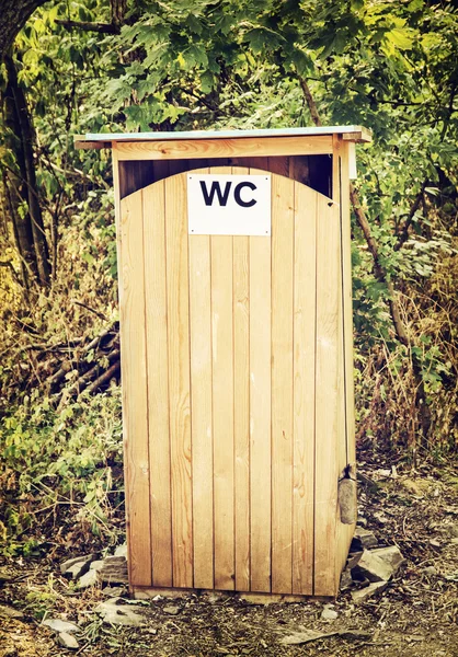 Toilettes extérieures ou latrines en bois — Photo