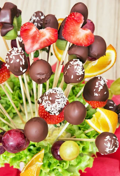 Fruit bouquet with chocolate frosting, gift for you, vertical co — Stock Photo, Image