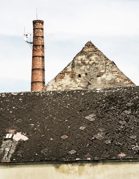 Vecchio camino in mattoni e tetto, scena architettonica retrò, verticale — Foto Stock