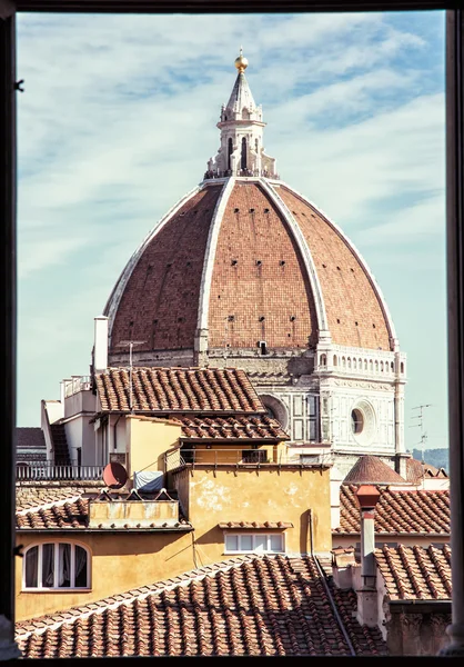 Cattedrale di Santa Maria del Fiore - Duomo derrière la fenêtre — Photo