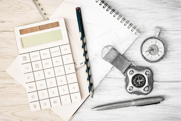 Компас, карманные часы, калькулятор, блокнот, линейка, ручка и карандаш — стоковое фото