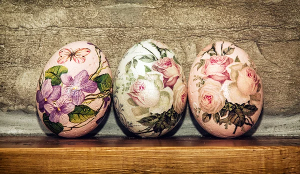 Tres huevos de Pascua apilados en la base de madera, vacaciones de Pascua —  Fotos de Stock