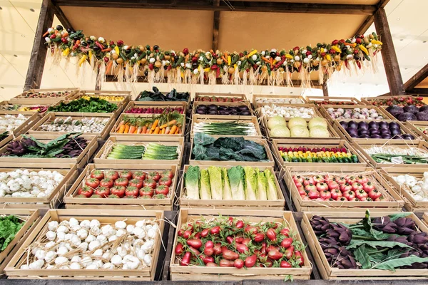 Divers légumes dans des conteneurs en bois sur le marché, sain — Photo