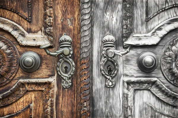 Dalla vecchia porta intagliata a mano in legno allo schizzo — Foto Stock