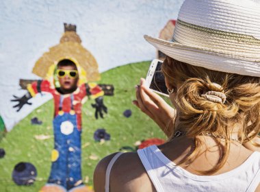 Genç kafkas kadın oğlunun fotoğrafı aile parkta çeker.