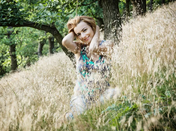 Красивая юная брюнетка-кавказка держит волосы на природе — стоковое фото