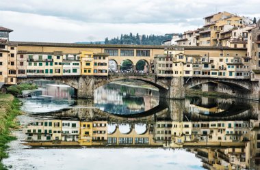 Ponte Vecchio nehre Arno, Floransa, İtalya, cu yansıtılır