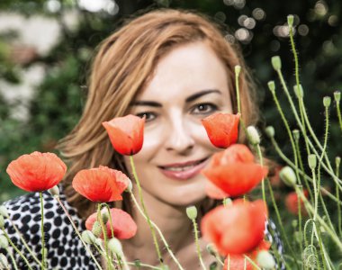 Beyaz pozitif olan kadın mısır haşhaş çiçekleri, güzellik bir