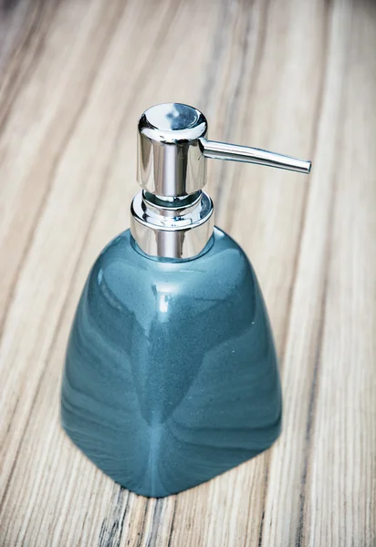 Керамическая бутылка для жидкого мыла — стоковое фото