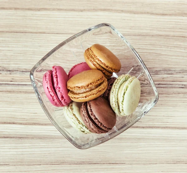 Leckere Macarons im Glas, süßes Essen — Stockfoto