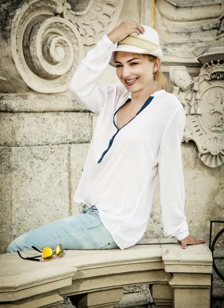 Jeune femme romantique posant en plein air avec chapeau de soleil blanc — Photo