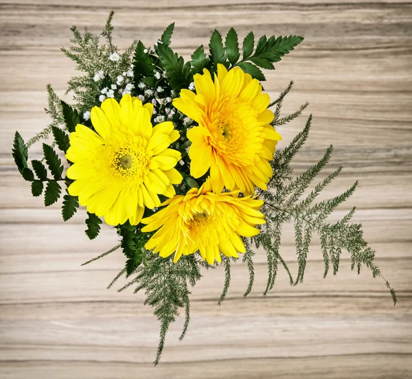 Букет жовтих ромашок гербери на дерев'яному фоні — стокове фото