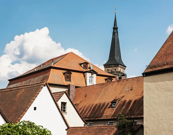 Telhados vermelhos e torre de igreja na cidade de Schwabach, Alemanha — Fotografia de Stock