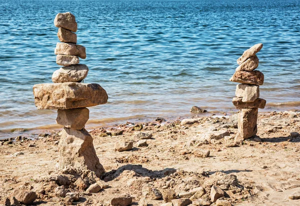 自然の情景、湖畔の石の塔 — ストック写真
