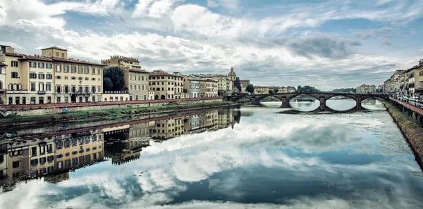 Edifícios antigos e bela Ponte Santa Trinita espelhado no — Fotografia de Stock