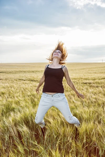 Deli beyaz kadın güzellik buğday alanında atlama ve — Stok fotoğraf