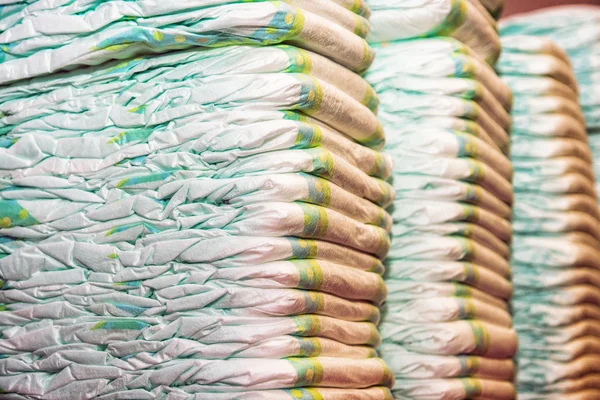 Yeni çocuk bezi çocuk odasında bir kazık büyüğe