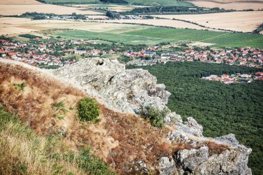 Nitra şehrin yukarısındaki Zobor Tepesi'nden manzara