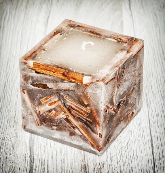 Decoratieve kaars in de vorm van de kubus — Stockfoto
