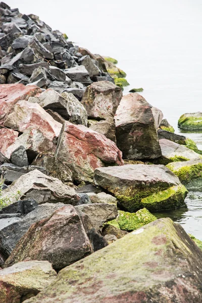 Litoral do lago Balaton, pedras e água — Fotografia de Stock