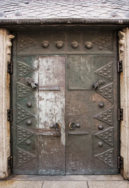 Gammal dörr i gården i berömda Saint Stephen's cathedral i Pas — Stockfoto