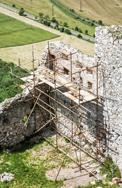 Château de Plavecky en Slovaquie, ruines avec échafaudage, voyage dest — Photo